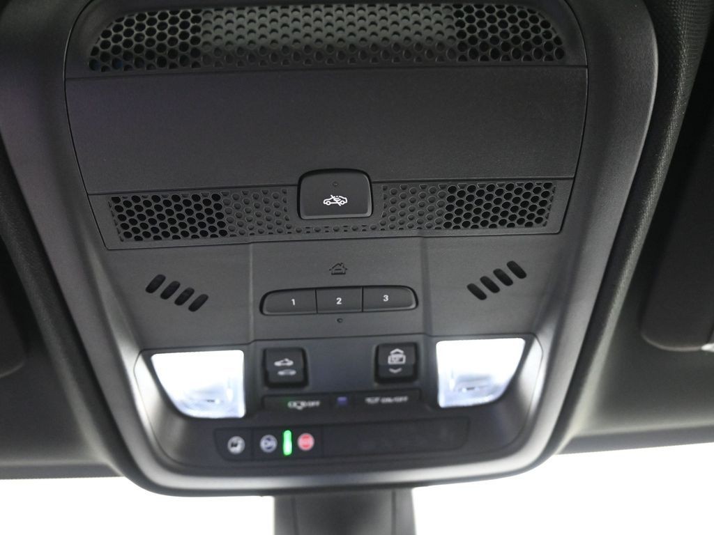 Cadillac XT5 Vehicle Full-screen Gallery Image 17