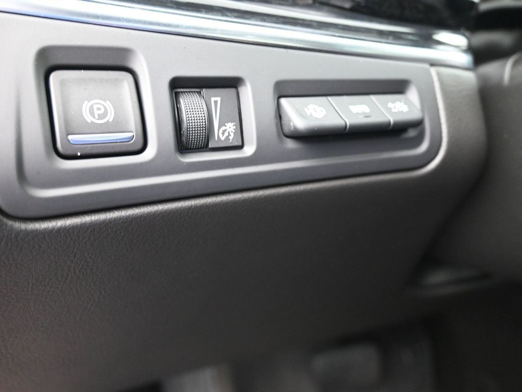 Cadillac XT5 Vehicle Full-screen Gallery Image 19