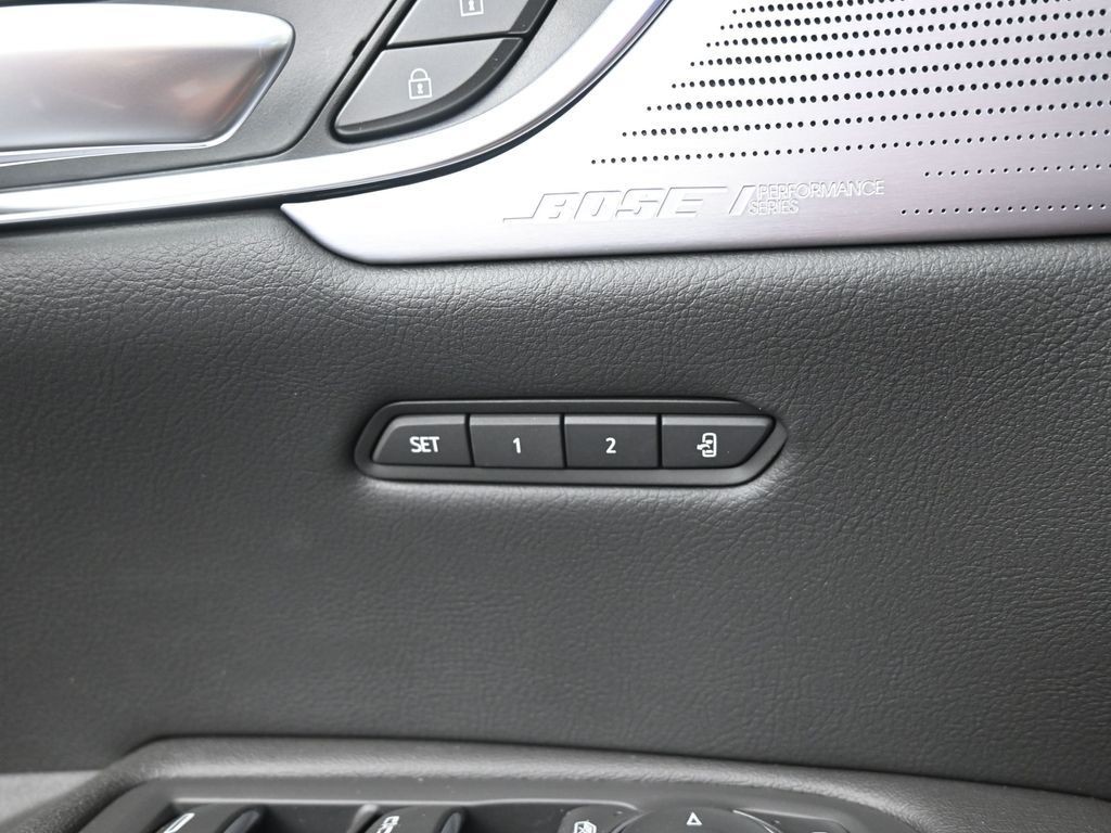 Cadillac XT5 Vehicle Full-screen Gallery Image 21