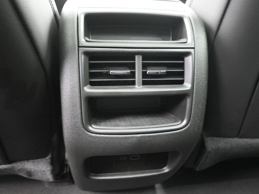 Cadillac XT5 Vehicle Full-screen Gallery Image 24