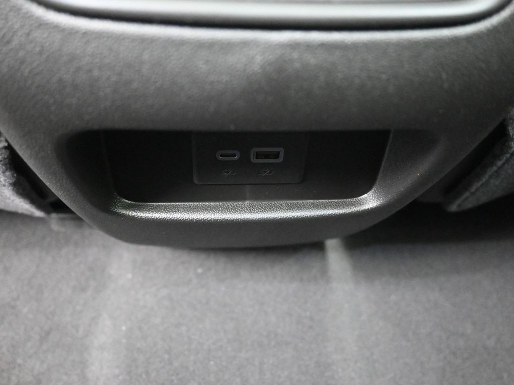 Cadillac XT5 Vehicle Full-screen Gallery Image 25