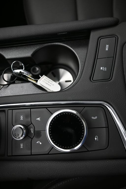 Cadillac XT5 Vehicle Full-screen Gallery Image 14