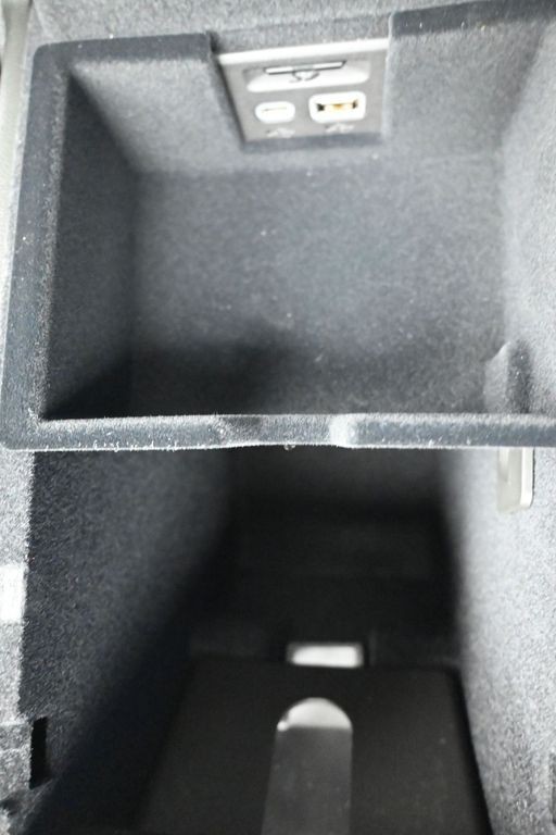 Cadillac XT5 Vehicle Full-screen Gallery Image 16