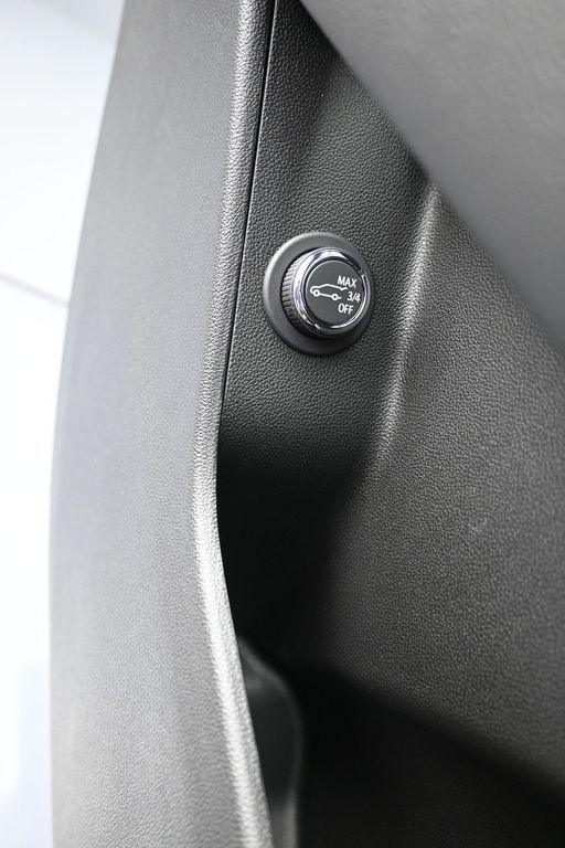 Cadillac XT5 Vehicle Full-screen Gallery Image 23