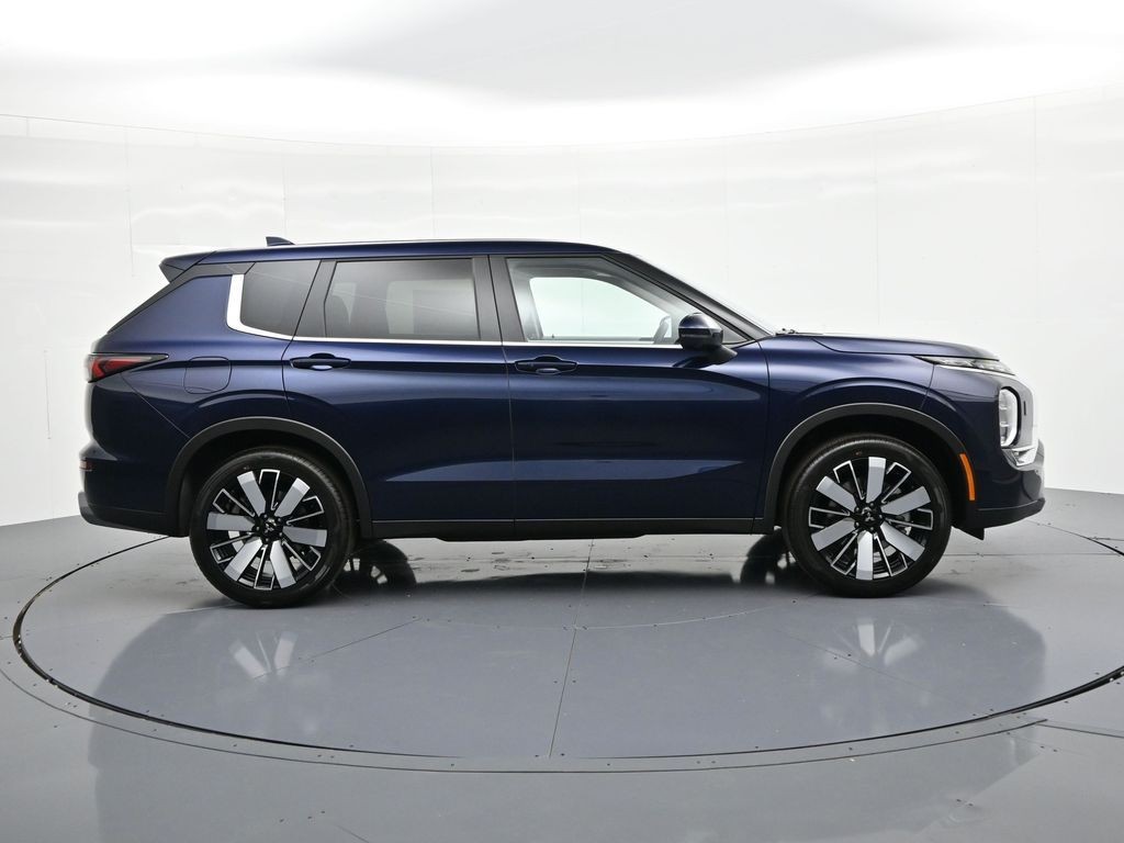 Mitsubishi Outlander Vehicle Full-screen Gallery Image 4