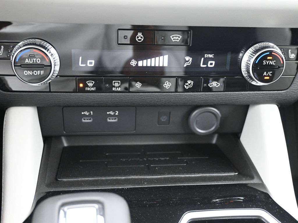 Mitsubishi Outlander Vehicle Full-screen Gallery Image 12