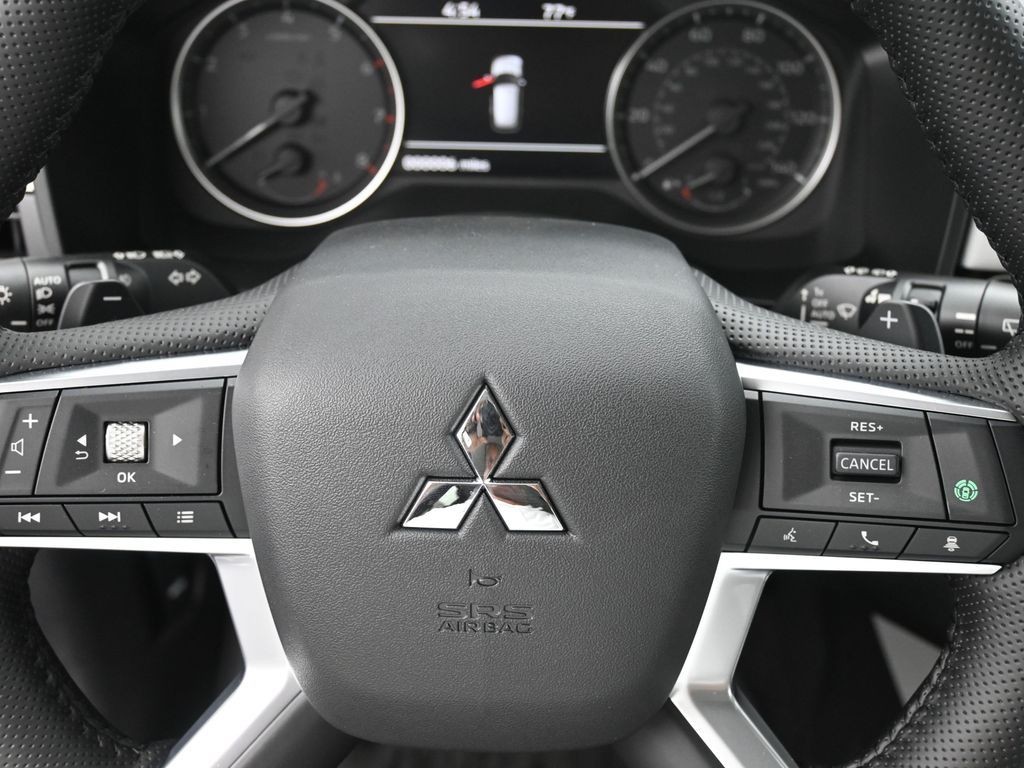 Mitsubishi Outlander Vehicle Full-screen Gallery Image 16