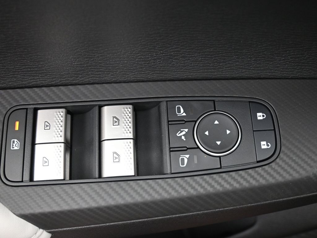 Mitsubishi Outlander Vehicle Full-screen Gallery Image 19