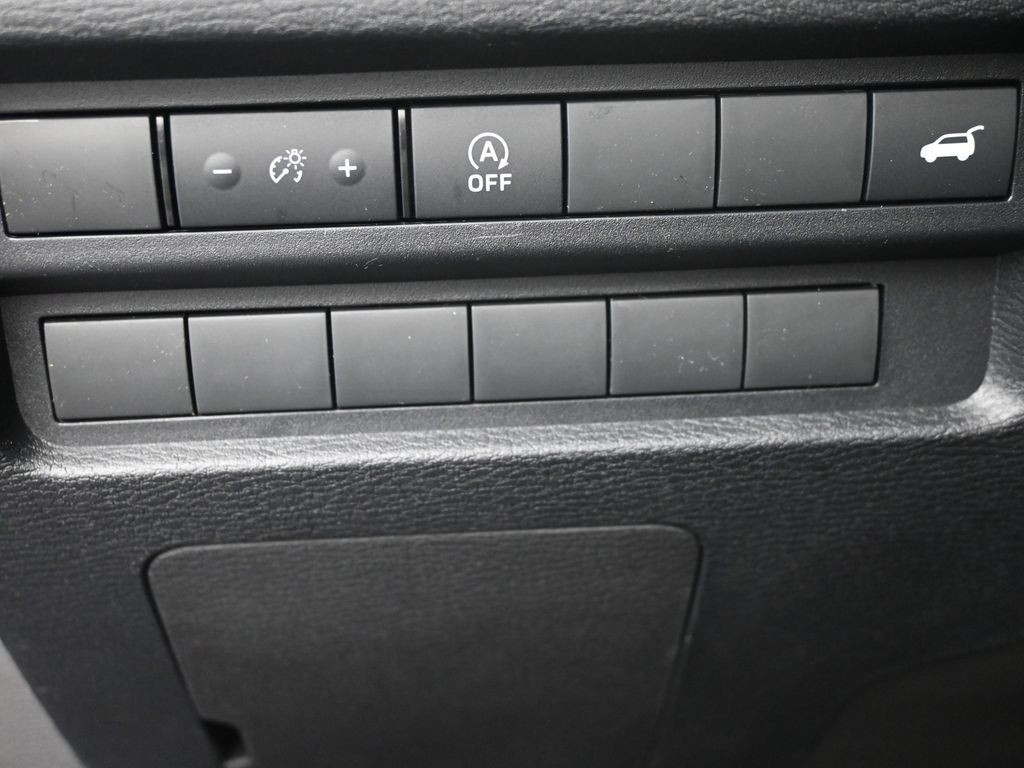 Mitsubishi Outlander Vehicle Full-screen Gallery Image 21