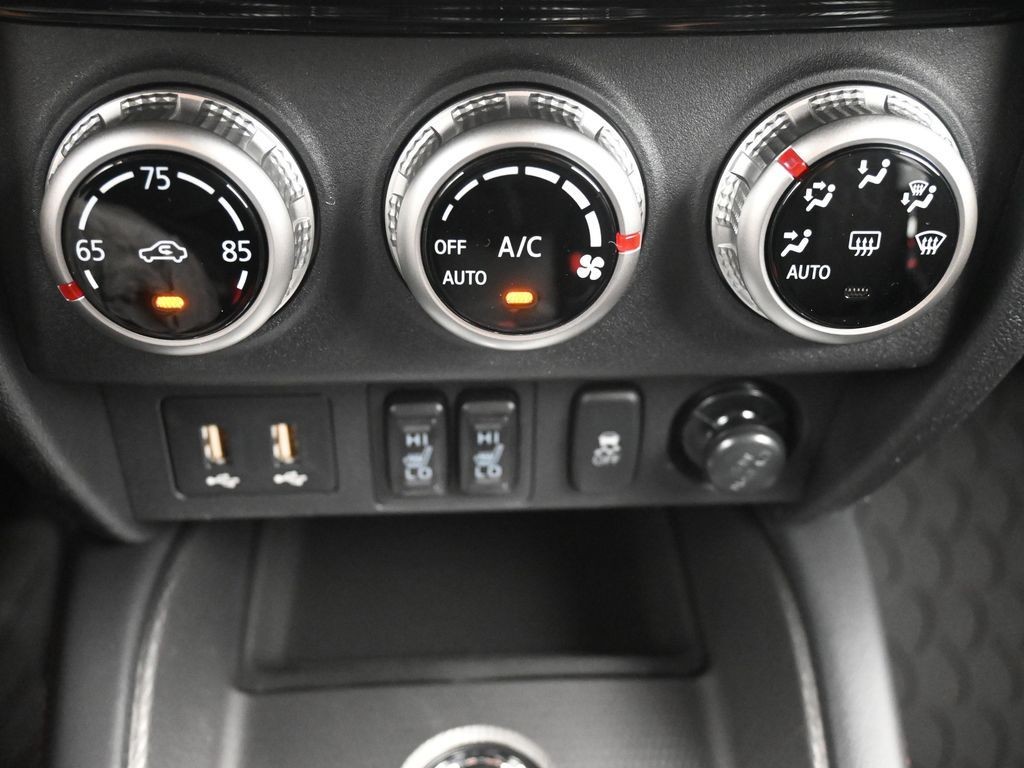 Mitsubishi Outlander Sport Vehicle Full-screen Gallery Image 12