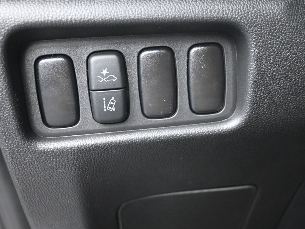 Mitsubishi Outlander Sport Vehicle Full-screen Gallery Image 18