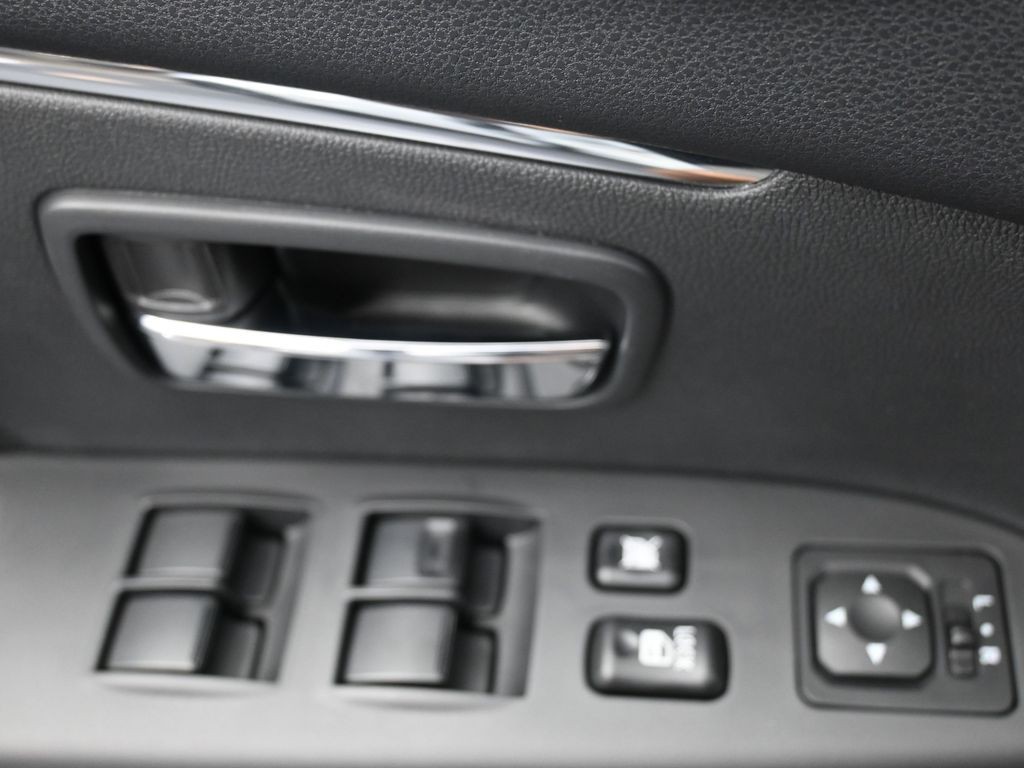 Mitsubishi Outlander Sport Vehicle Full-screen Gallery Image 19