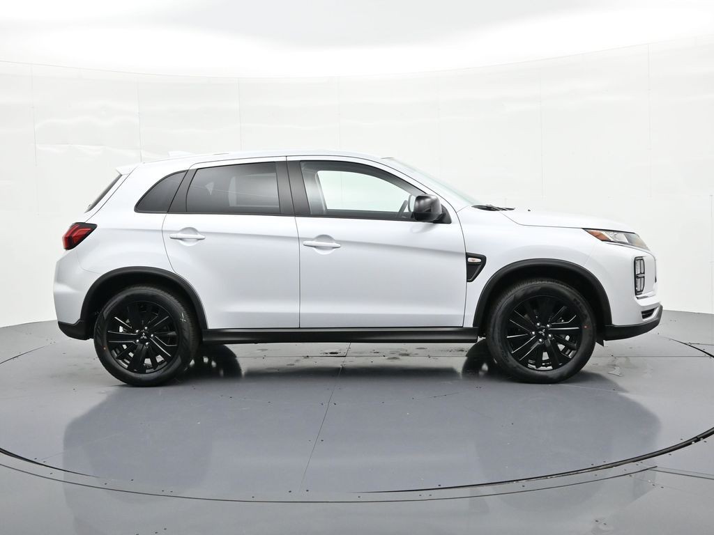 Mitsubishi Outlander Sport Vehicle Full-screen Gallery Image 4