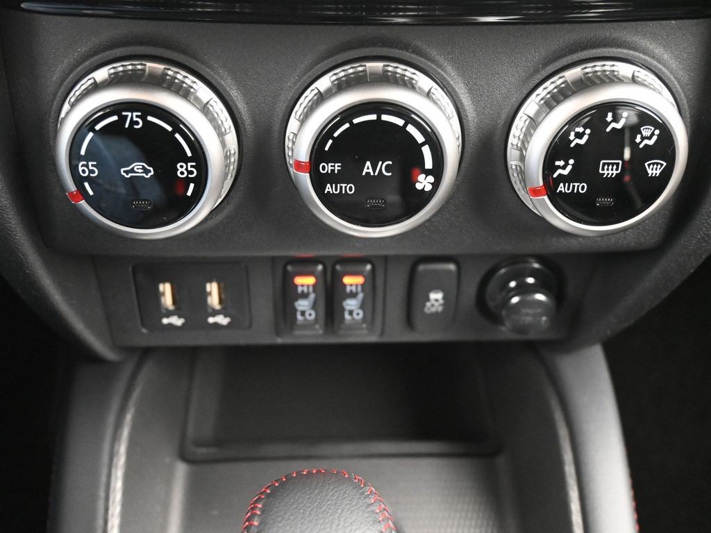 Mitsubishi Outlander Sport Vehicle Full-screen Gallery Image 12