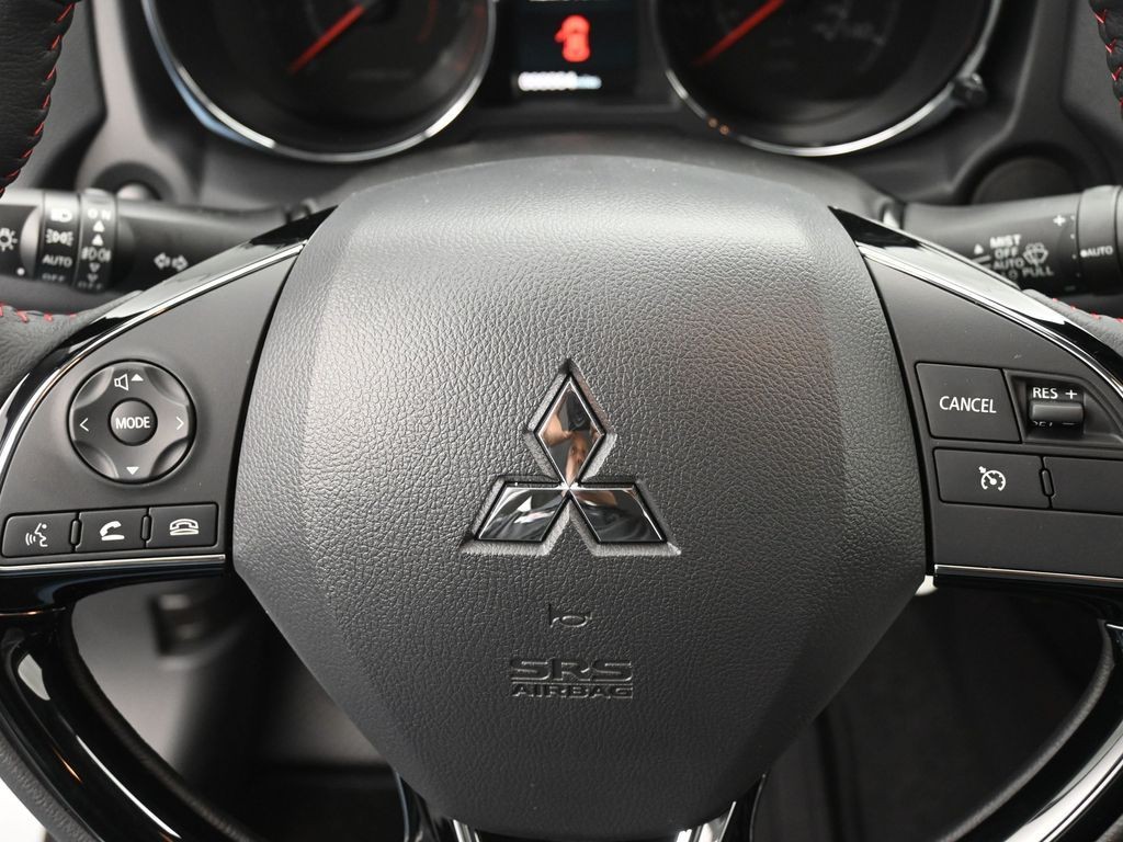 Mitsubishi Outlander Sport Vehicle Full-screen Gallery Image 18