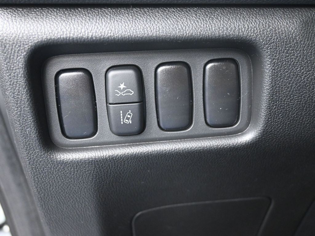 Mitsubishi Outlander Sport Vehicle Full-screen Gallery Image 21