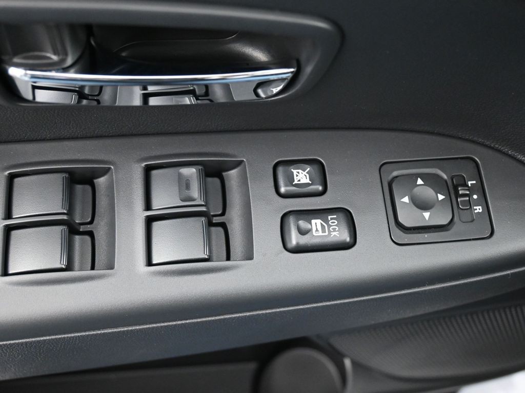 Mitsubishi Outlander Sport Vehicle Full-screen Gallery Image 22