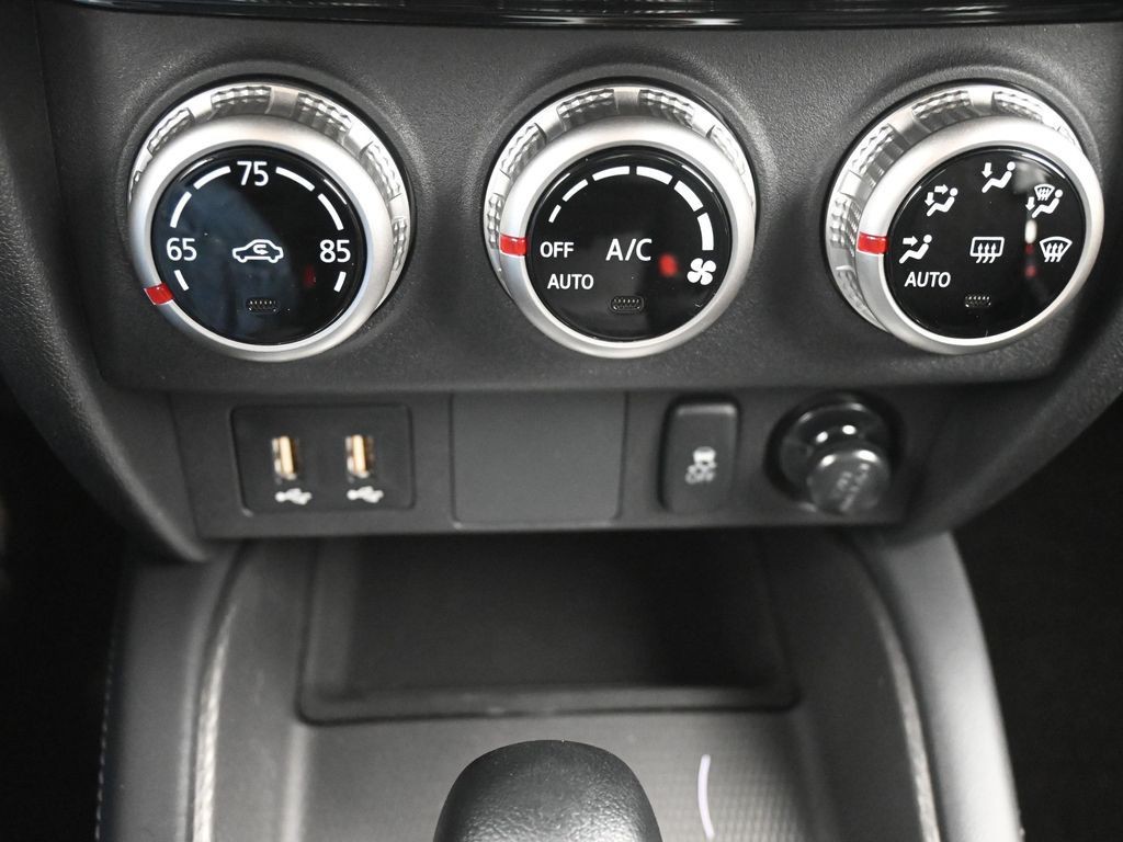 Mitsubishi Outlander Sport Vehicle Full-screen Gallery Image 12