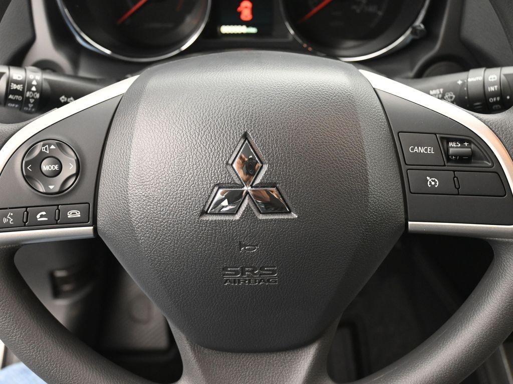 Mitsubishi Outlander Sport Vehicle Full-screen Gallery Image 16