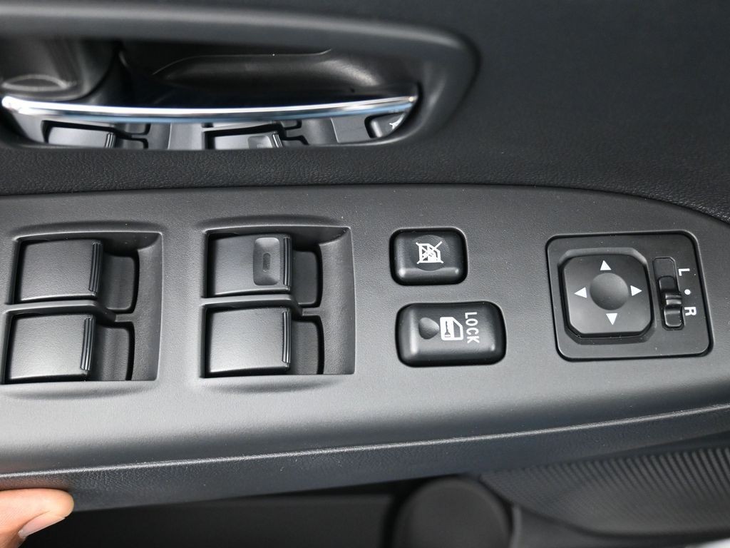 Mitsubishi Outlander Sport Vehicle Full-screen Gallery Image 20