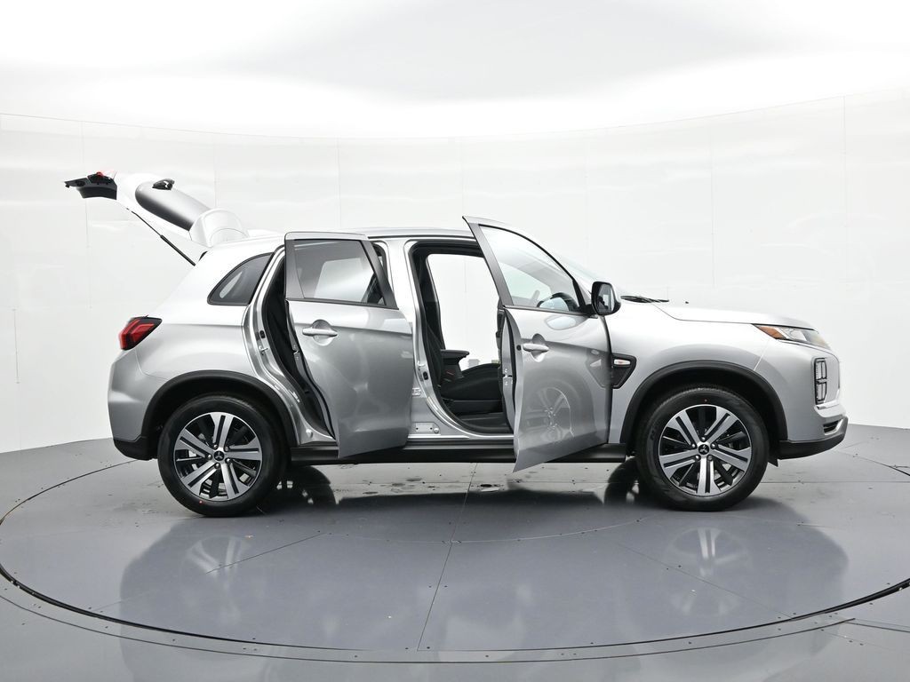 Mitsubishi Outlander Sport Vehicle Full-screen Gallery Image 29