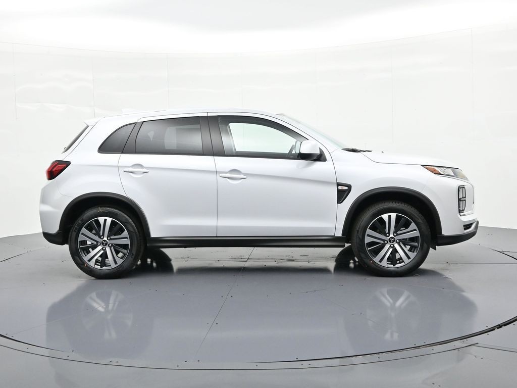 Mitsubishi Outlander Sport Vehicle Full-screen Gallery Image 4