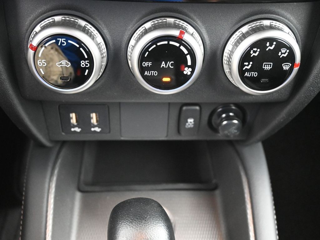 Mitsubishi Outlander Sport Vehicle Full-screen Gallery Image 12