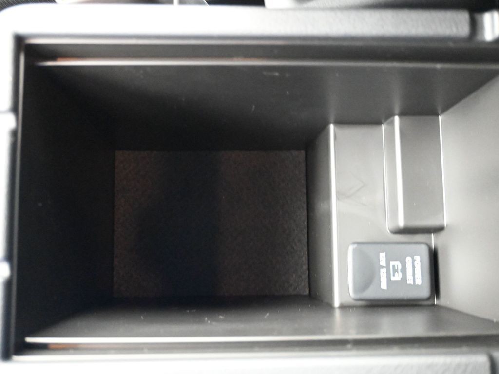 Mitsubishi Outlander Sport Vehicle Full-screen Gallery Image 16