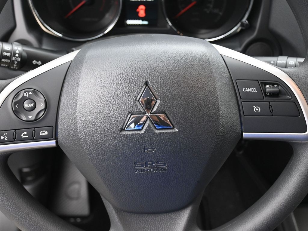 Mitsubishi Outlander Sport Vehicle Full-screen Gallery Image 17