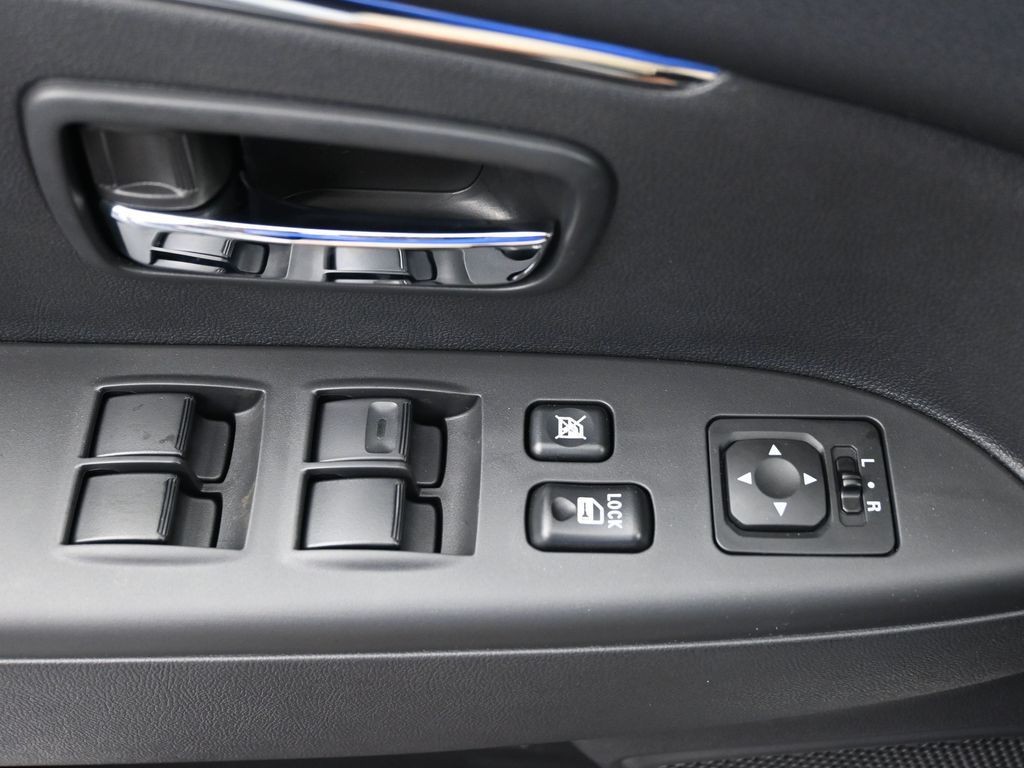 Mitsubishi Outlander Sport Vehicle Full-screen Gallery Image 20