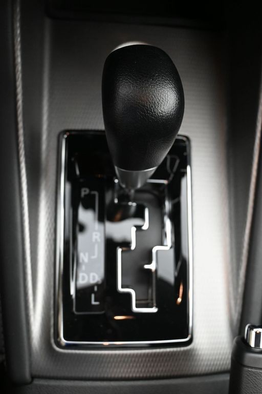 Mitsubishi Outlander Sport Vehicle Full-screen Gallery Image 14