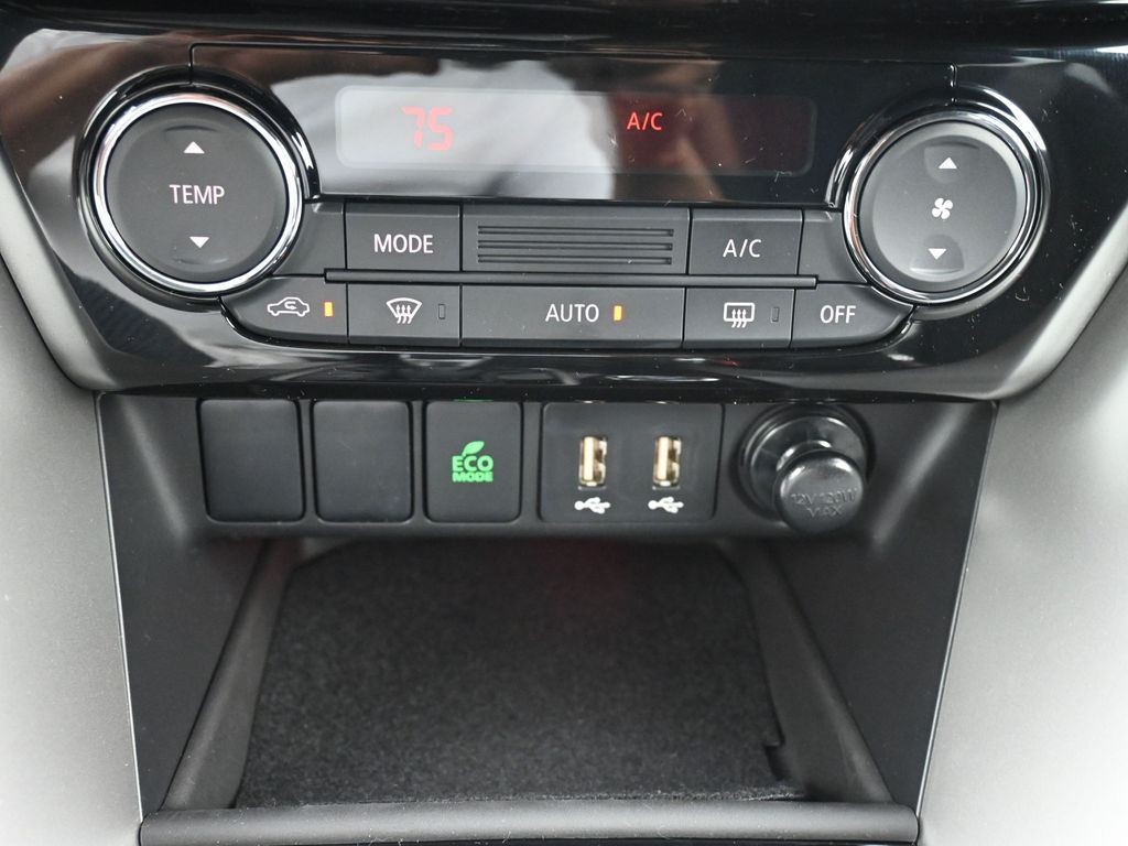 Mitsubishi Eclipse Cross Vehicle Full-screen Gallery Image 12