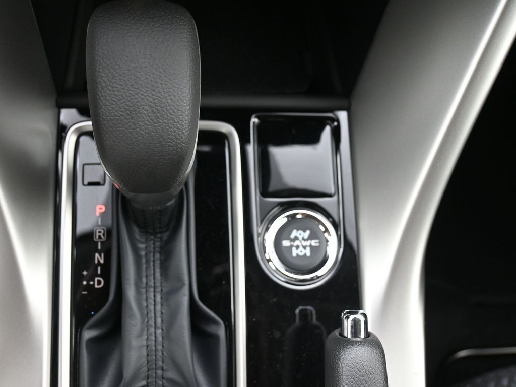 Mitsubishi Eclipse Cross Vehicle Full-screen Gallery Image 13