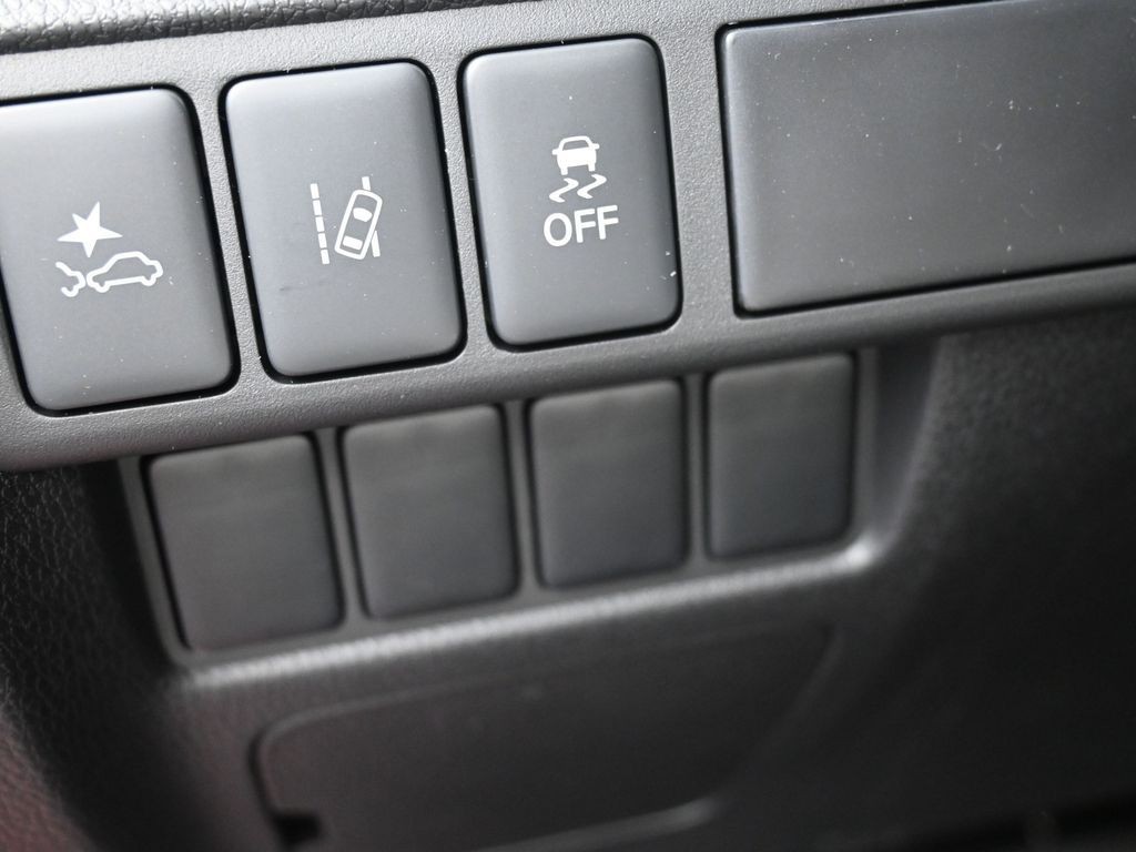 Mitsubishi Eclipse Cross Vehicle Full-screen Gallery Image 18