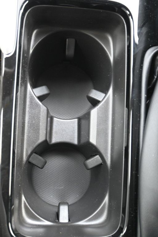 Mitsubishi Eclipse Cross Vehicle Full-screen Gallery Image 14