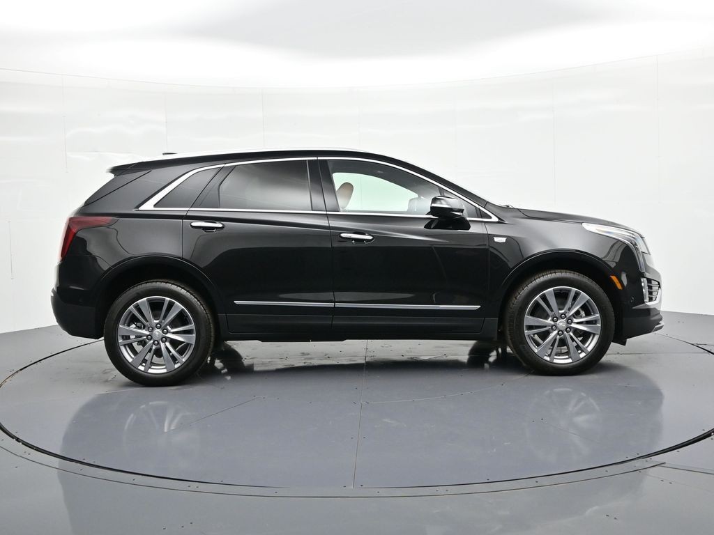 Cadillac XT5 Vehicle Full-screen Gallery Image 4