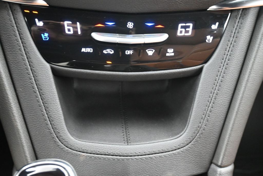 Cadillac XT5 Vehicle Full-screen Gallery Image 13