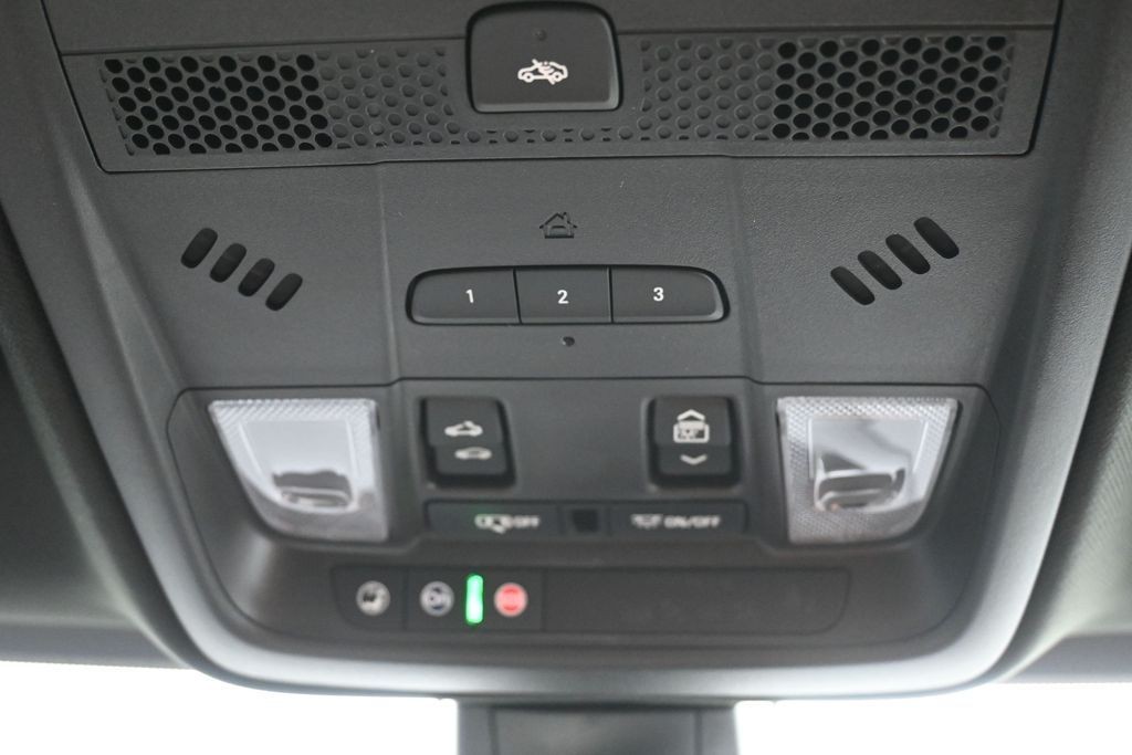 Cadillac XT5 Vehicle Full-screen Gallery Image 17