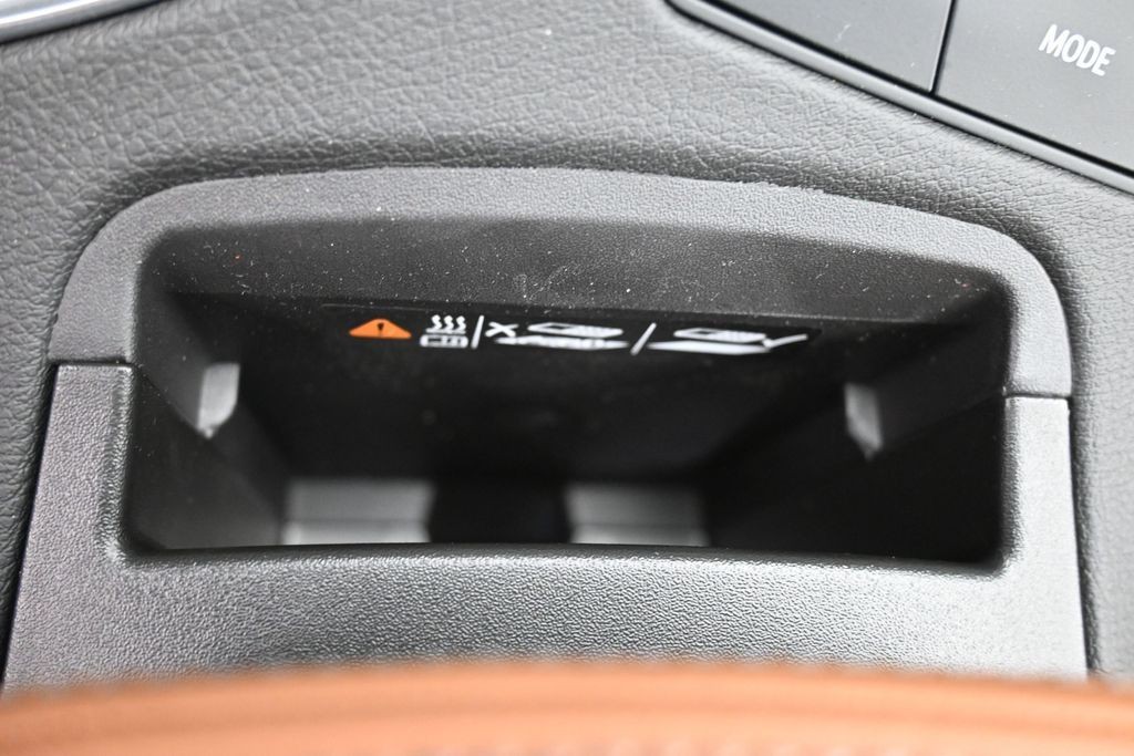 Cadillac XT5 Vehicle Full-screen Gallery Image 18