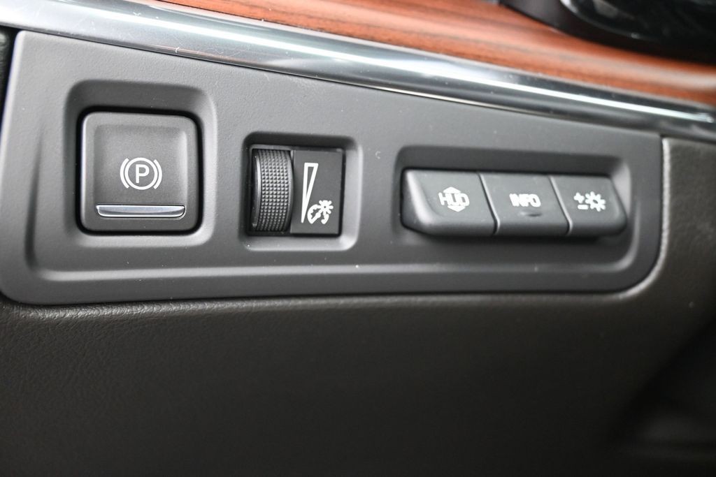 Cadillac XT5 Vehicle Full-screen Gallery Image 24