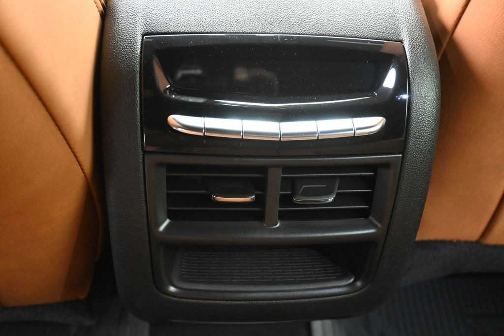 Cadillac XT5 Vehicle Full-screen Gallery Image 29