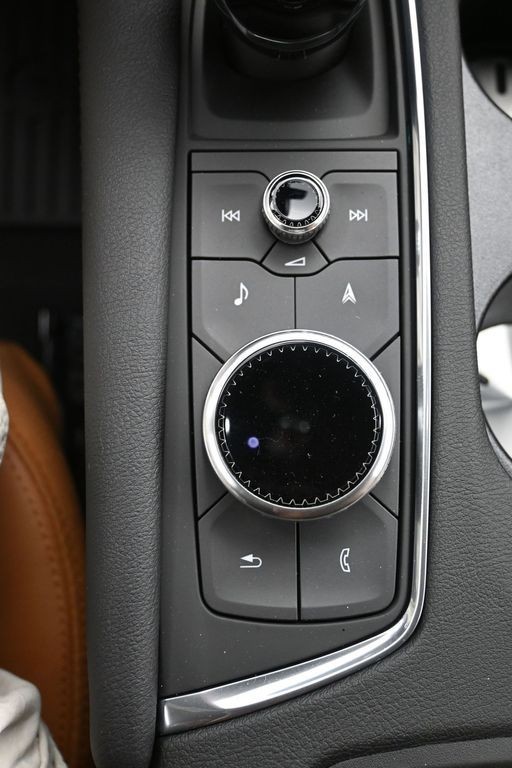 Cadillac XT5 Vehicle Full-screen Gallery Image 15