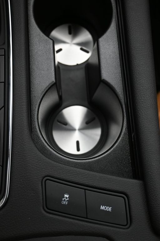 Cadillac XT5 Vehicle Full-screen Gallery Image 16