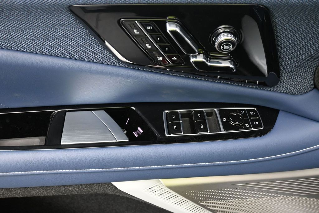 Cadillac OPTIQ Vehicle Full-screen Gallery Image 12