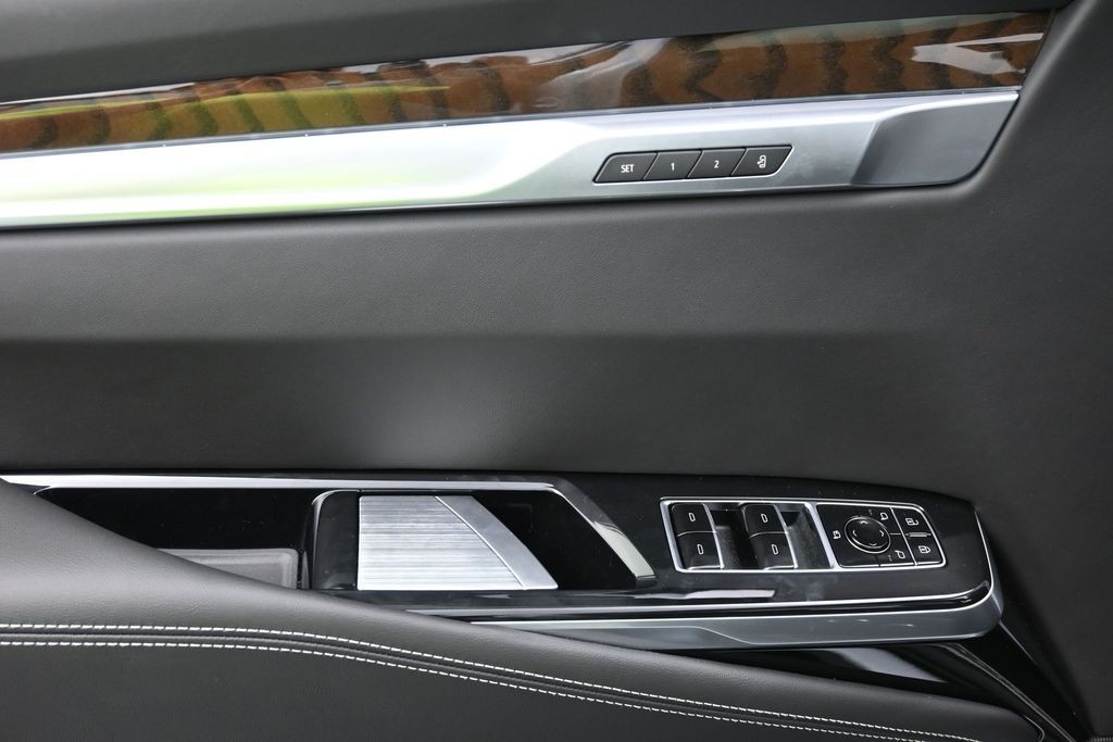 Cadillac Escalade Vehicle Full-screen Gallery Image 11