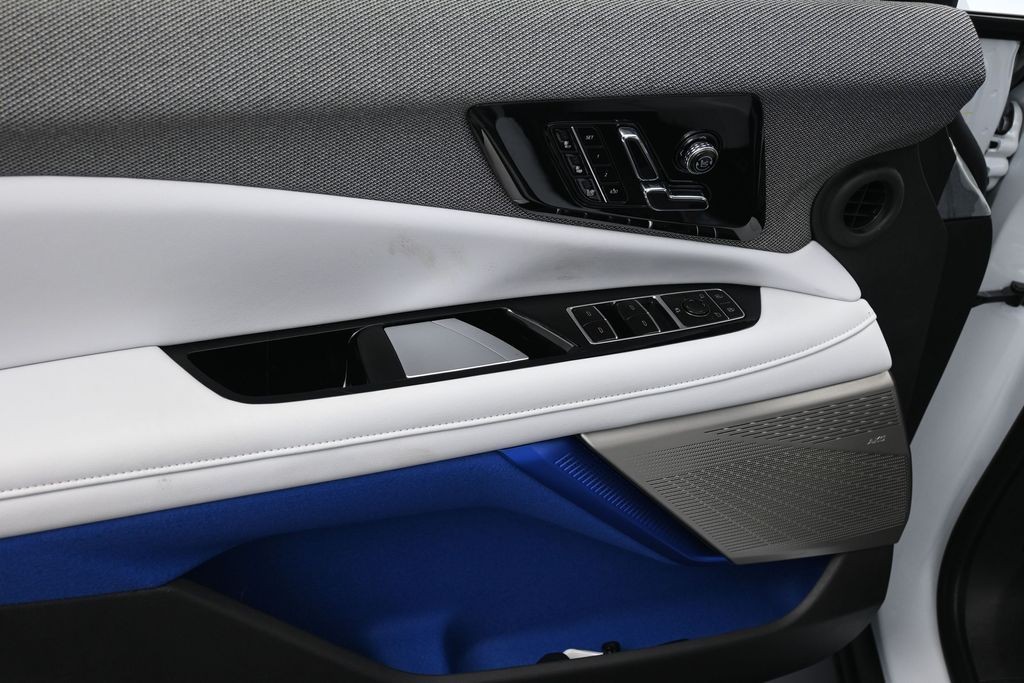Cadillac OPTIQ Vehicle Full-screen Gallery Image 11