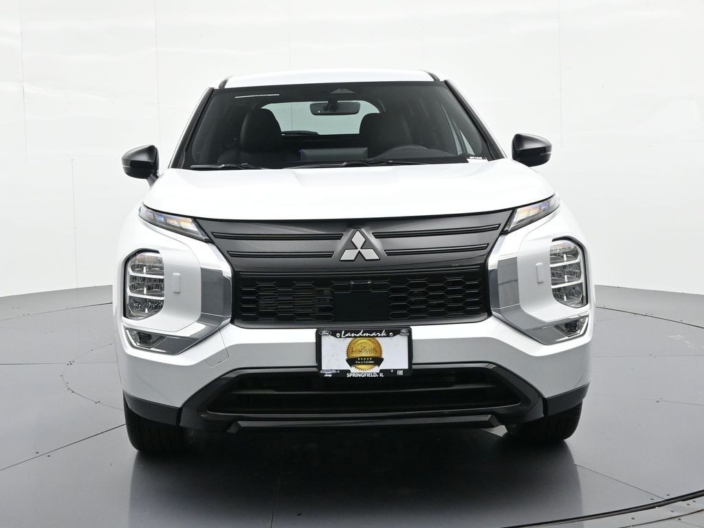 Mitsubishi Outlander Vehicle Full-screen Gallery Image 2