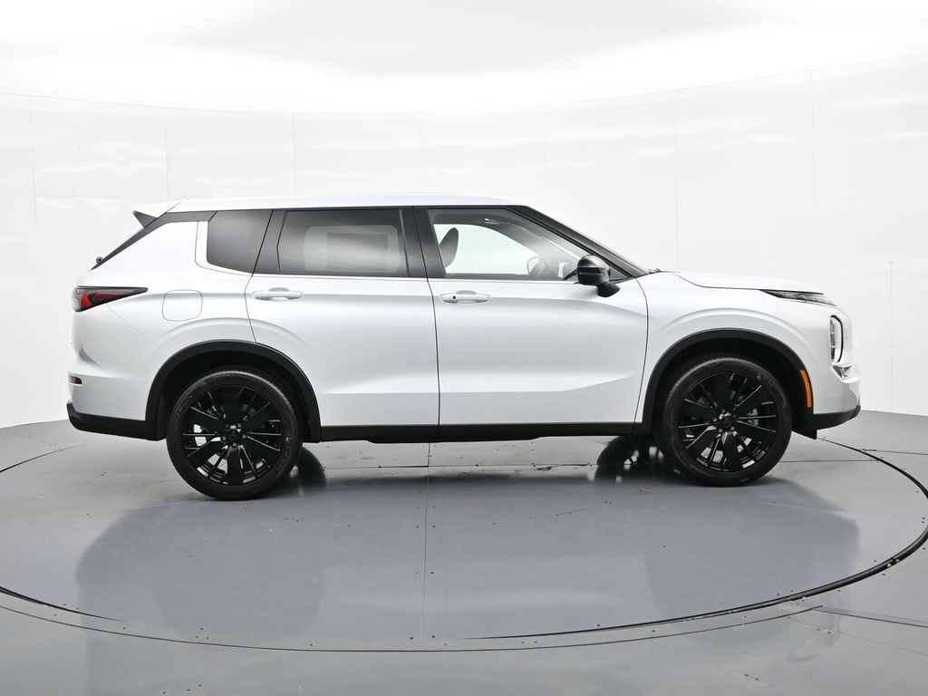 Mitsubishi Outlander Vehicle Full-screen Gallery Image 4