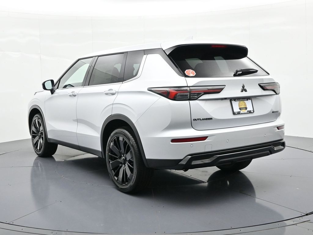 Mitsubishi Outlander Vehicle Full-screen Gallery Image 7