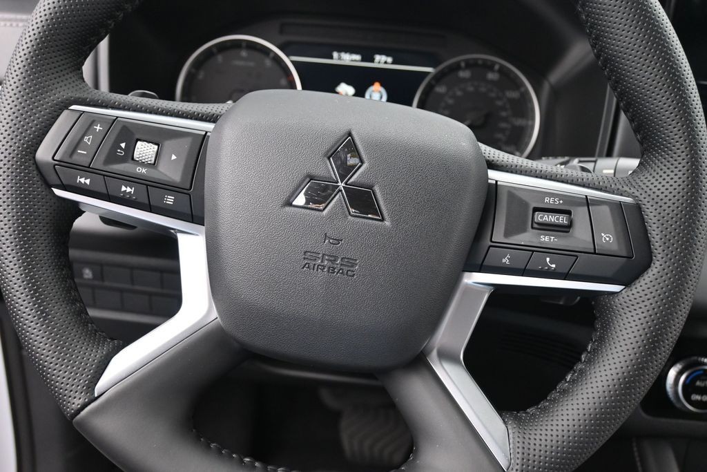 Mitsubishi Outlander Vehicle Full-screen Gallery Image 11